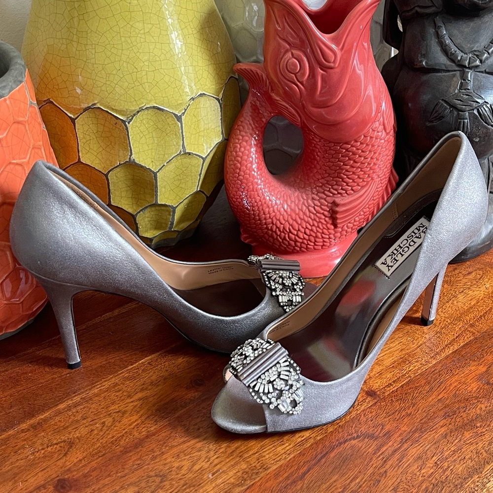 NIB Badgley Mischka “David’s II” Pewter Metallic Peep-toe Pump with Jewels - Picture 3 of 8